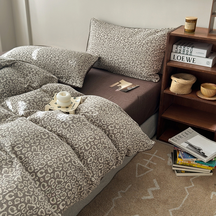 91家纺网 家纺一手货源 找家纺 水洗的故事（原有乐家） 2025新款秋冬60s全棉贡缎色织大提花四件套 豹纹-咖