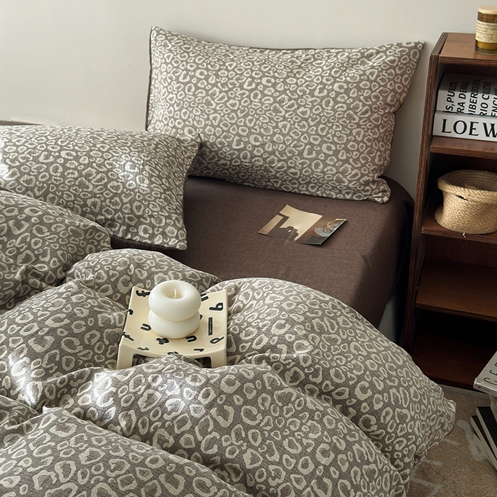 91家纺网 家纺一手货源 找家纺 水洗的故事（原有乐家） 2025新款秋冬60s全棉贡缎色织大提花四件套 豹纹-咖