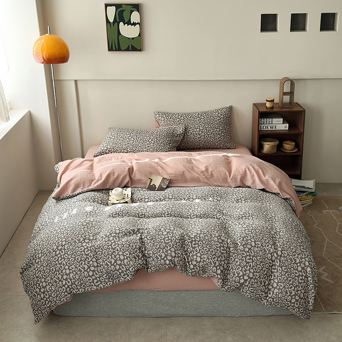 91家纺网 家纺一手货源 找家纺 水洗的故事（原有乐家） 2025新款秋冬60s全棉贡缎色织大提花四件套 豹纹-灰粉