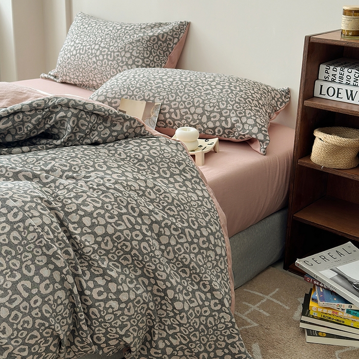 91家纺网 家纺一手货源 找家纺 水洗的故事（原有乐家） 2025新款秋冬60s全棉贡缎色织大提花四件套 豹纹-灰粉