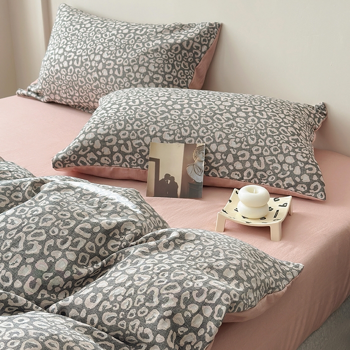 91家纺网 家纺一手货源 找家纺 水洗的故事（原有乐家） 2025新款秋冬60s全棉贡缎色织大提花四件套 豹纹-灰粉