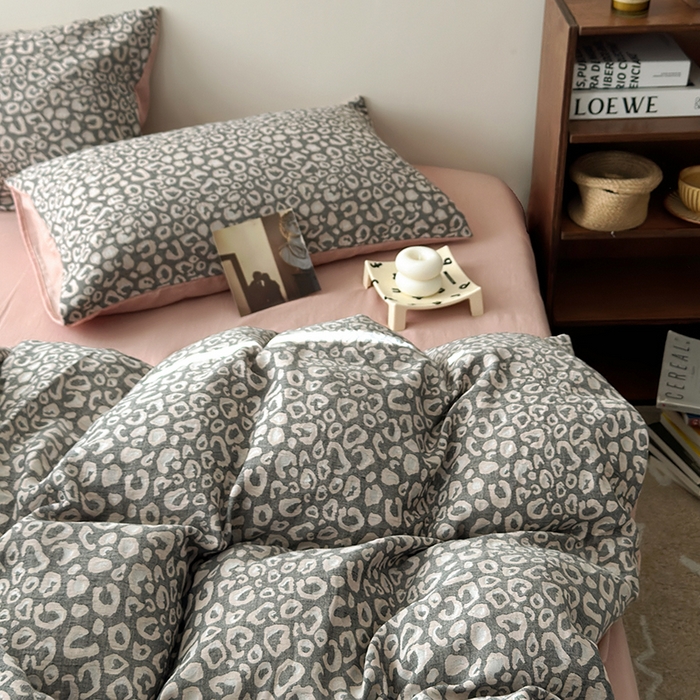 91家纺网 家纺一手货源 找家纺 水洗的故事（原有乐家） 2025新款秋冬60s全棉贡缎色织大提花四件套 豹纹-灰粉