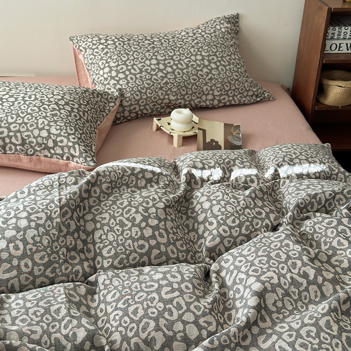 91家纺网 家纺一手货源 找家纺 水洗的故事（原有乐家） 2025新款秋冬60s全棉贡缎色织大提花四件套 豹纹-灰粉