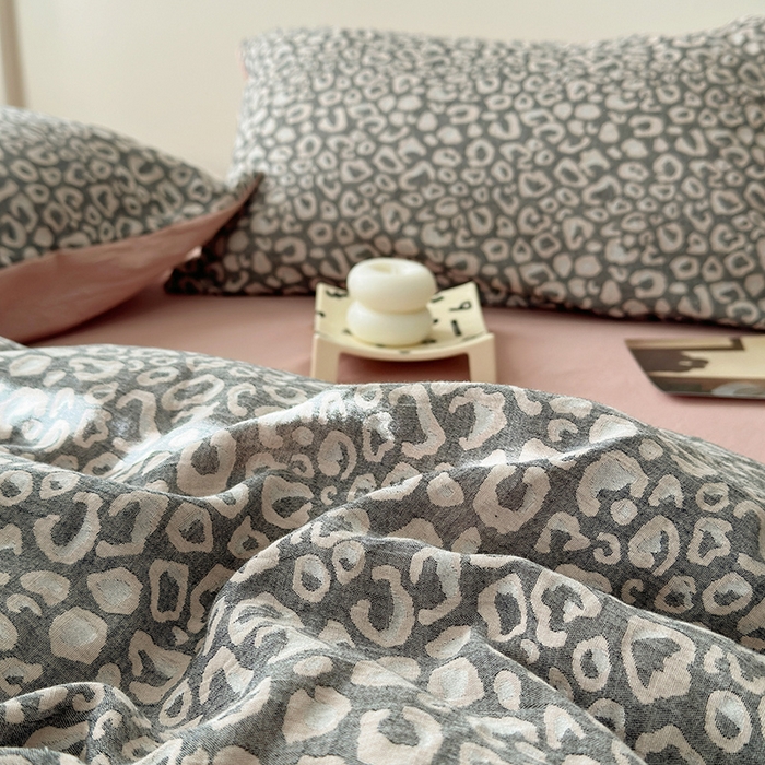 91家纺网 家纺一手货源 找家纺 水洗的故事（原有乐家） 2025新款秋冬60s全棉贡缎色织大提花四件套 豹纹-灰粉