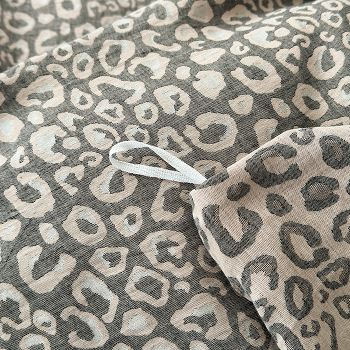 91家纺网 家纺一手货源 找家纺 水洗的故事（原有乐家） 2025新款秋冬60s全棉贡缎色织大提花四件套 豹纹-灰粉