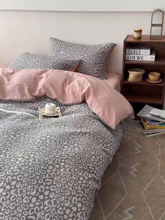 91家纺网 家纺一手货源 找家纺 水洗的故事（原有乐家） 2025新款秋冬60s全棉贡缎色织大提花四件套 豹纹-灰粉