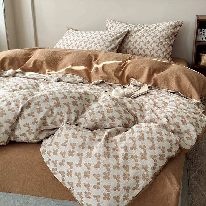 91家纺网 家纺一手货源 找家纺 水洗的故事（原有乐家） 2025新款秋冬60s全棉贡缎色织大提花四件套 四月里-焦糖