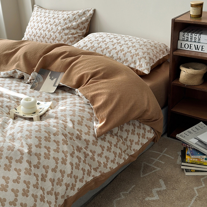 91家纺网 家纺一手货源 找家纺 水洗的故事（原有乐家） 2025新款秋冬60s全棉贡缎色织大提花四件套 四月里-焦糖