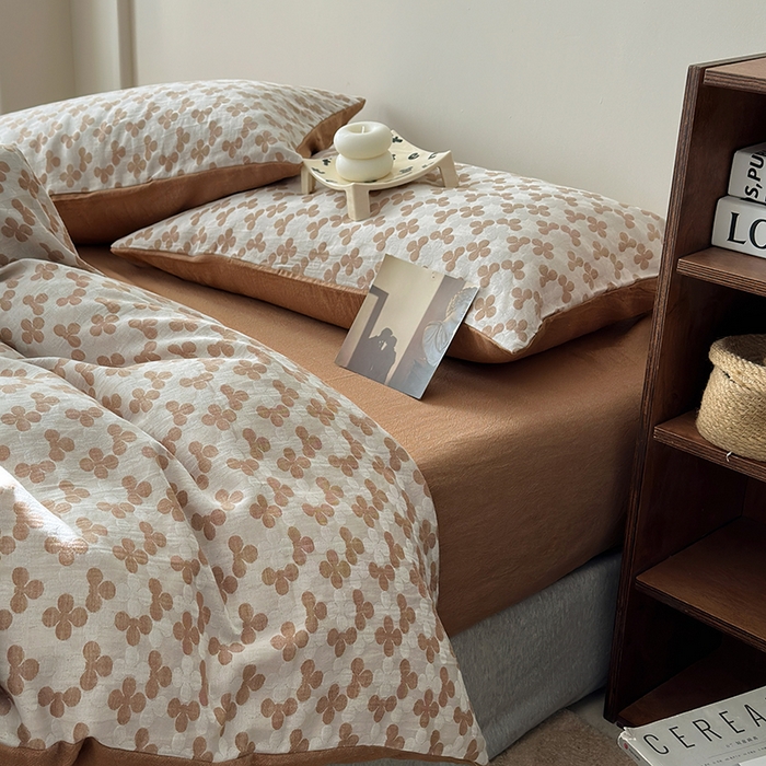 91家纺网 家纺一手货源 找家纺 水洗的故事（原有乐家） 2025新款秋冬60s全棉贡缎色织大提花四件套 四月里-焦糖