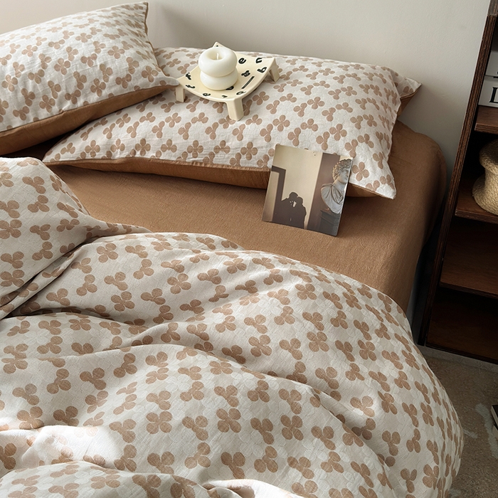 91家纺网 家纺一手货源 找家纺 水洗的故事（原有乐家） 2025新款秋冬60s全棉贡缎色织大提花四件套 四月里-焦糖