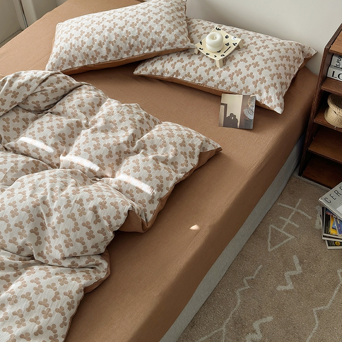 91家纺网 家纺一手货源 找家纺 水洗的故事（原有乐家） 2025新款秋冬60s全棉贡缎色织大提花四件套 四月里-焦糖