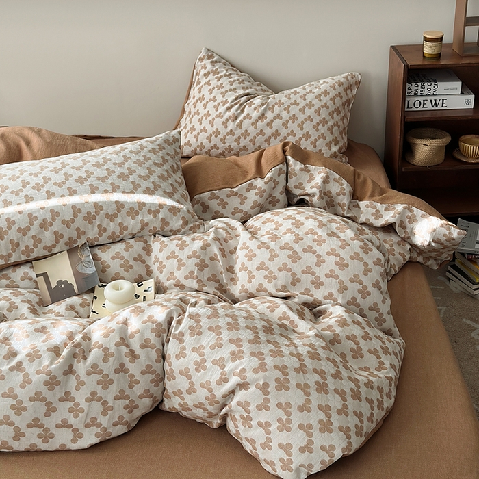 91家纺网 家纺一手货源 找家纺 水洗的故事（原有乐家） 2025新款秋冬60s全棉贡缎色织大提花四件套 四月里-焦糖