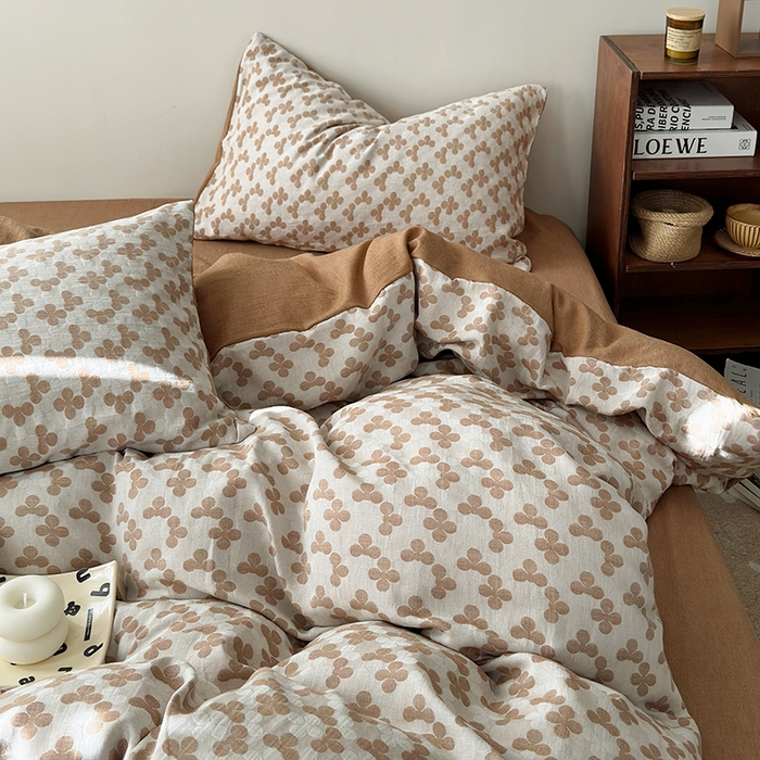 91家纺网 家纺一手货源 找家纺 水洗的故事（原有乐家） 2025新款秋冬60s全棉贡缎色织大提花四件套 四月里-焦糖