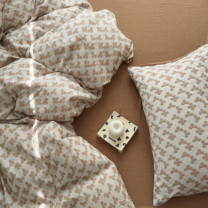 91家纺网 家纺一手货源 找家纺 水洗的故事（原有乐家） 2025新款秋冬60s全棉贡缎色织大提花四件套 四月里-焦糖