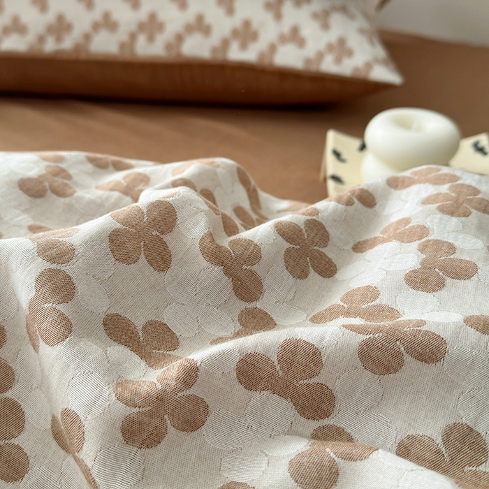 91家纺网 家纺一手货源 找家纺 水洗的故事（原有乐家） 2025新款秋冬60s全棉贡缎色织大提花四件套 四月里-焦糖