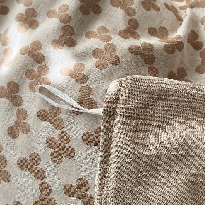 91家纺网 家纺一手货源 找家纺 水洗的故事（原有乐家） 2025新款秋冬60s全棉贡缎色织大提花四件套 四月里-焦糖