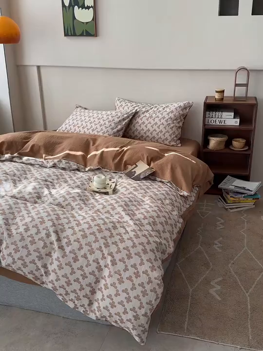 91家纺网 家纺一手货源 找家纺 水洗的故事（原有乐家） 2025新款秋冬60s全棉贡缎色织大提花四件套 四月里-焦糖