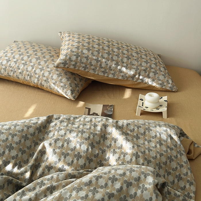 91家纺网 家纺一手货源 找家纺 水洗的故事（原有乐家） 2025新款秋冬60s全棉贡缎色织大提花四件套 四月里-燕麦