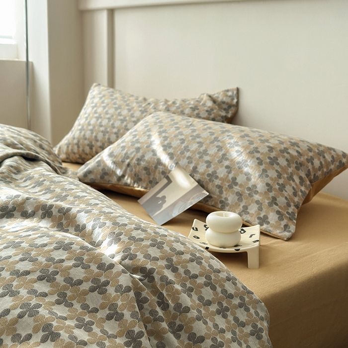 91家纺网 家纺一手货源 找家纺 水洗的故事（原有乐家） 2025新款秋冬60s全棉贡缎色织大提花四件套 四月里-燕麦