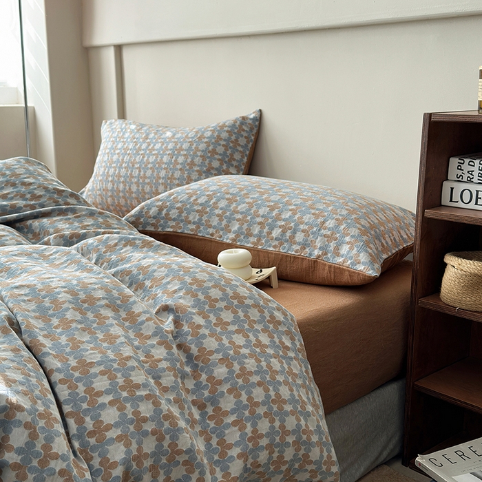 91家纺网 家纺一手货源 找家纺 水洗的故事（原有乐家） 2025新款秋冬60s全棉贡缎色织大提花四件套 四月里-云水蓝