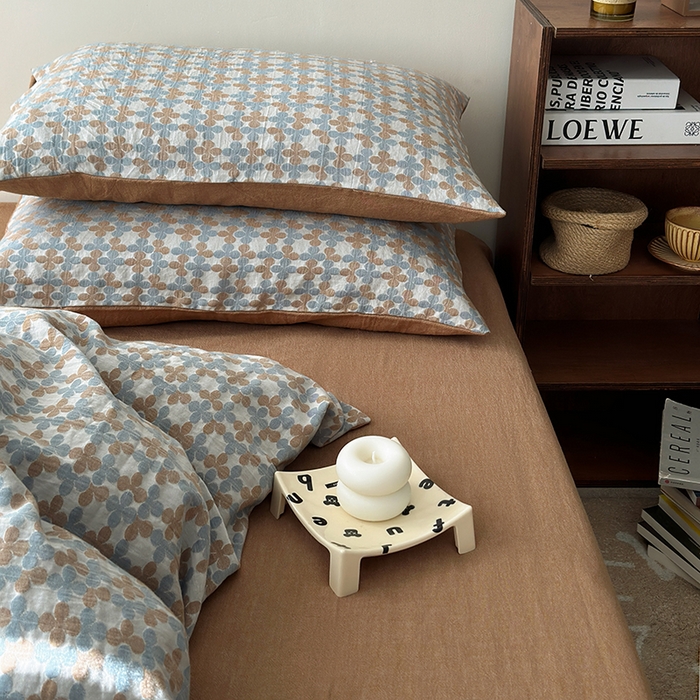 91家纺网 家纺一手货源 找家纺 水洗的故事（原有乐家） 2025新款秋冬60s全棉贡缎色织大提花四件套 四月里-云水蓝