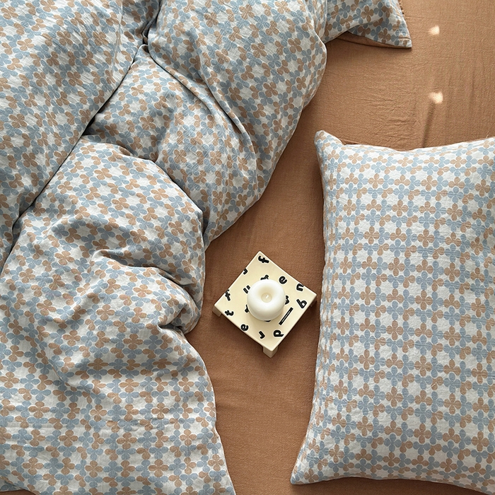 91家纺网 家纺一手货源 找家纺 水洗的故事（原有乐家） 2025新款秋冬60s全棉贡缎色织大提花四件套 四月里-云水蓝