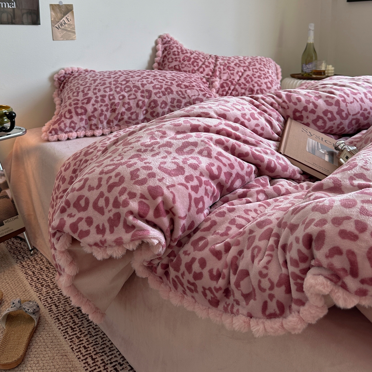 91家纺网 家纺一手货源 找家纺 艾咪-Amy ntmy 2025新款博主风毛球款豹纹牛奶绒四件套 粉豹纹