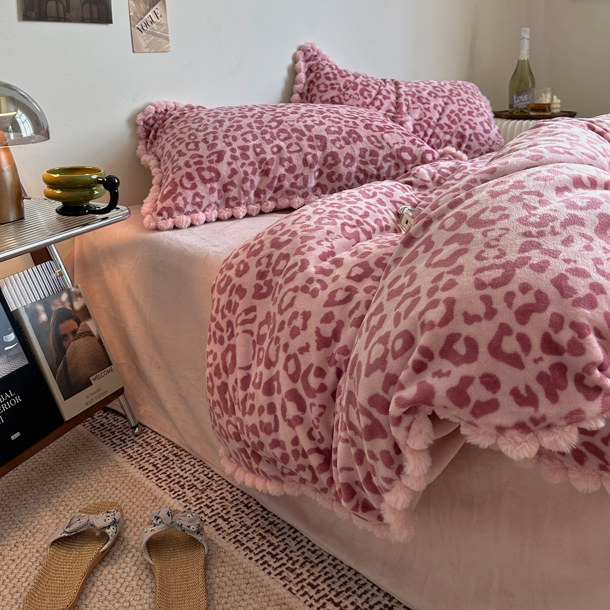 91家纺网 家纺一手货源 找家纺 艾咪-Amy ntmy 2025新款博主风毛球款豹纹牛奶绒四件套 粉豹纹