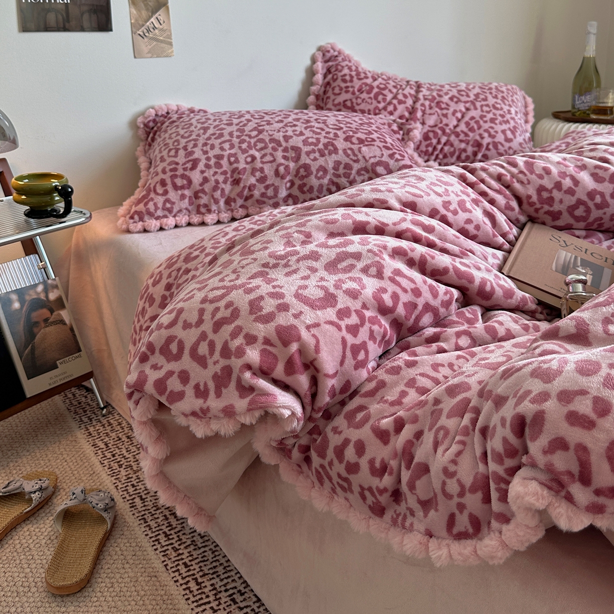 91家纺网 家纺一手货源 找家纺 艾咪-Amy ntmy 2025新款博主风毛球款豹纹牛奶绒四件套 粉豹纹