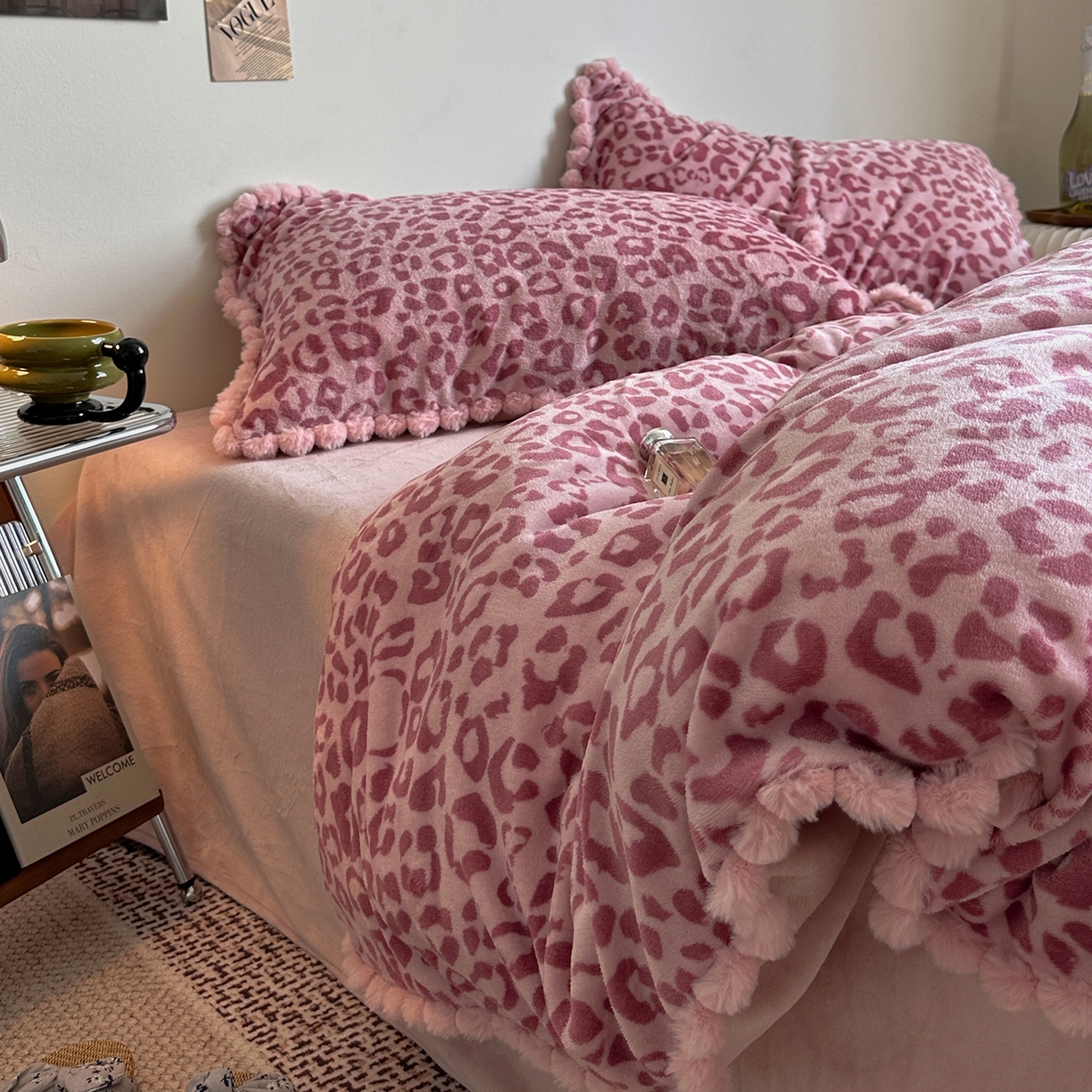 91家纺网 家纺一手货源 找家纺 艾咪-Amy ntmy 2025新款博主风毛球款豹纹牛奶绒四件套 粉豹纹