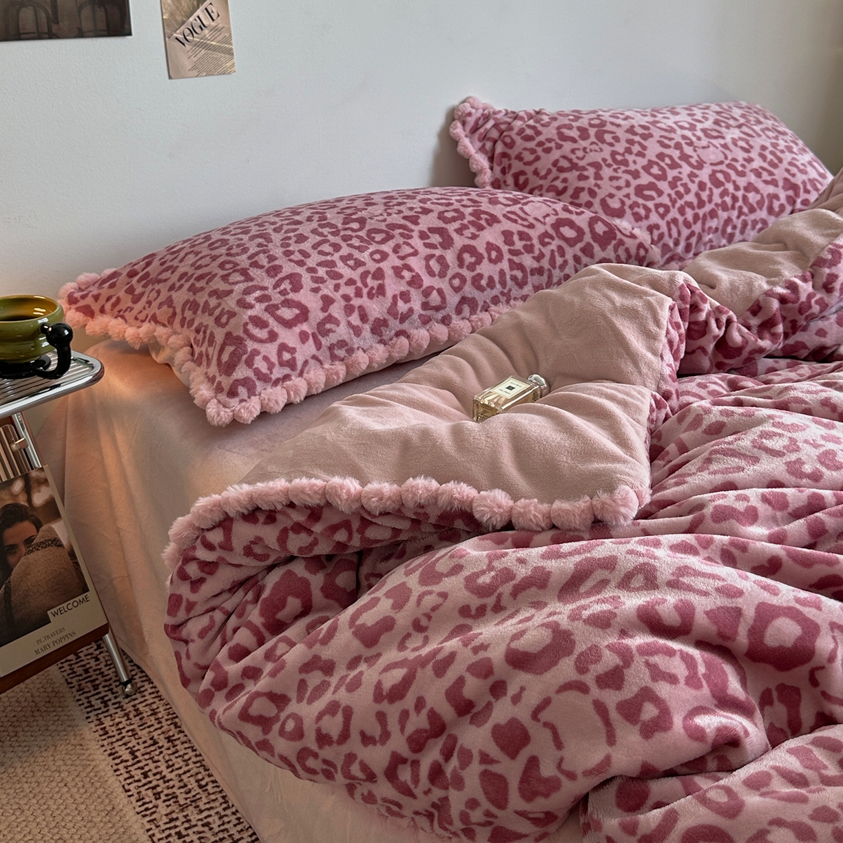 91家纺网 家纺一手货源 找家纺 艾咪-Amy ntmy 2025新款博主风毛球款豹纹牛奶绒四件套 粉豹纹