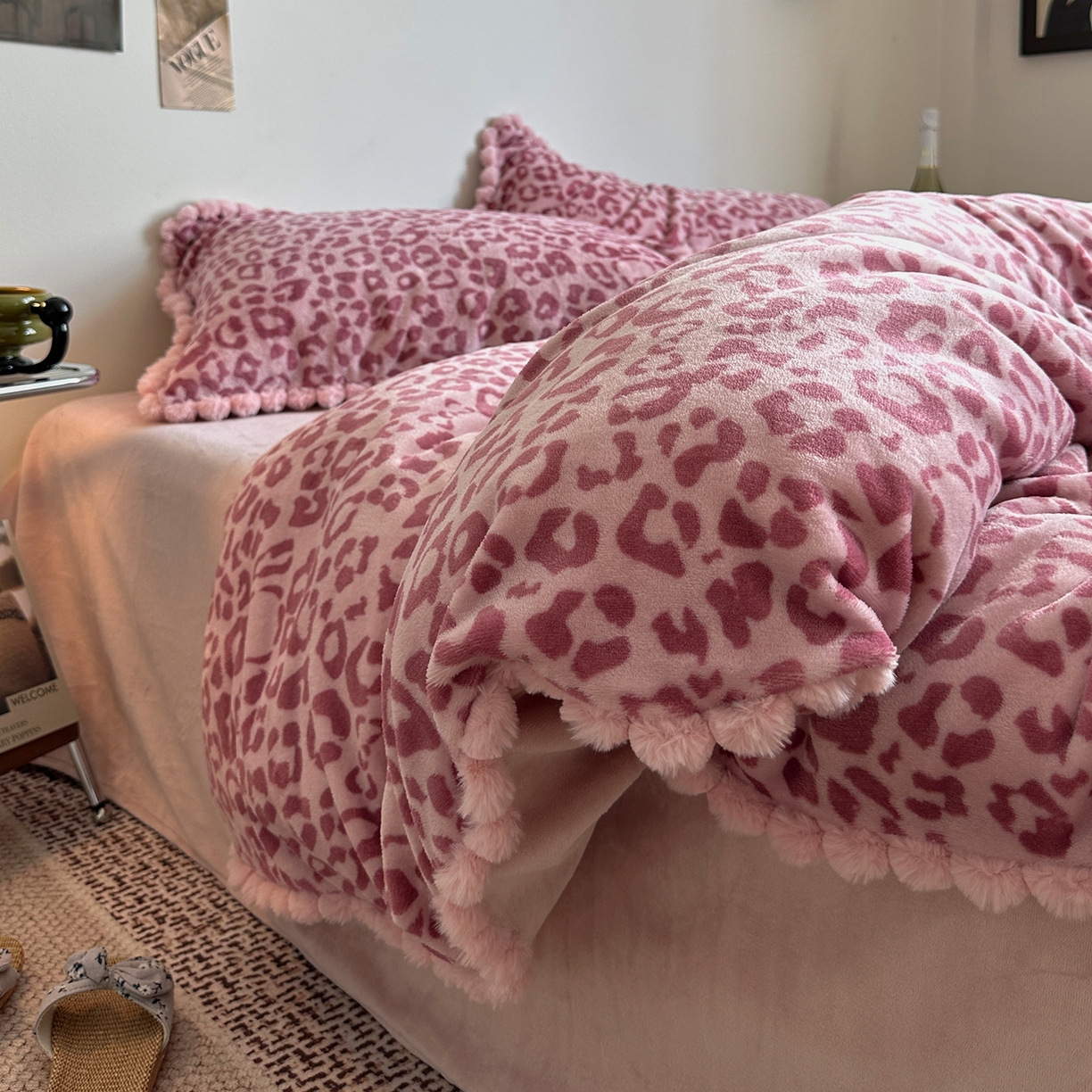 91家纺网 家纺一手货源 找家纺 艾咪-Amy ntmy 2025新款博主风毛球款豹纹牛奶绒四件套 粉豹纹