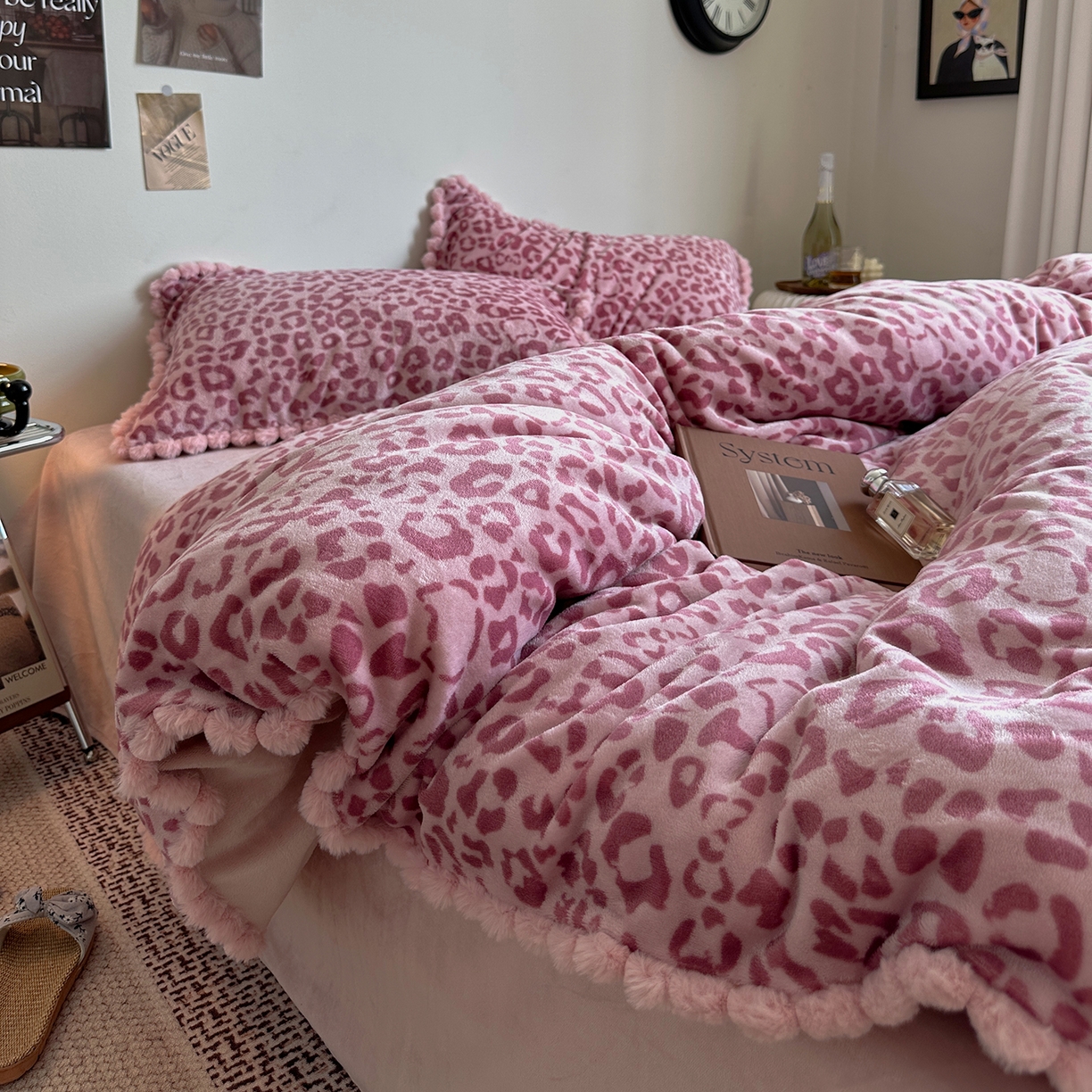 91家纺网 家纺一手货源 找家纺 艾咪-Amy ntmy 2025新款博主风毛球款豹纹牛奶绒四件套 粉豹纹