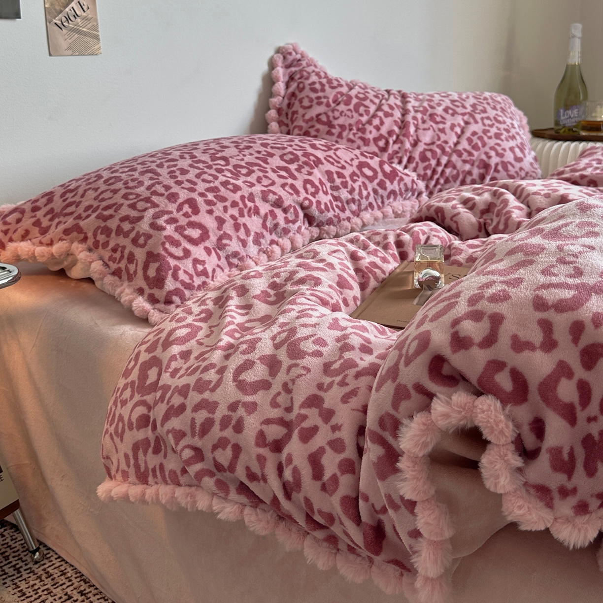 91家纺网 家纺一手货源 找家纺 艾咪-Amy ntmy 2025新款博主风毛球款豹纹牛奶绒四件套 粉豹纹