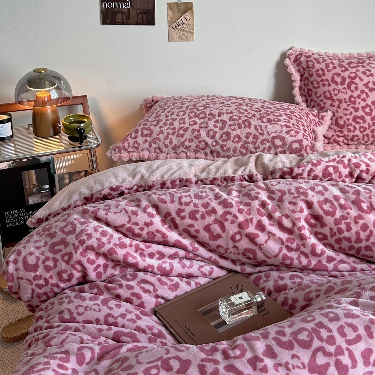 91家纺网 家纺一手货源 找家纺 艾咪-Amy ntmy 2025新款博主风毛球款豹纹牛奶绒四件套 粉豹纹