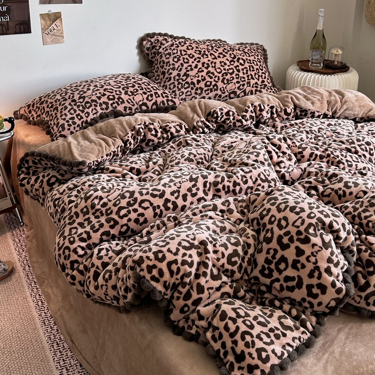 91家纺网 家纺一手货源 找家纺 艾咪-Amy ntmy 2025新款博主风毛球款豹纹牛奶绒四件套 咖豹纹