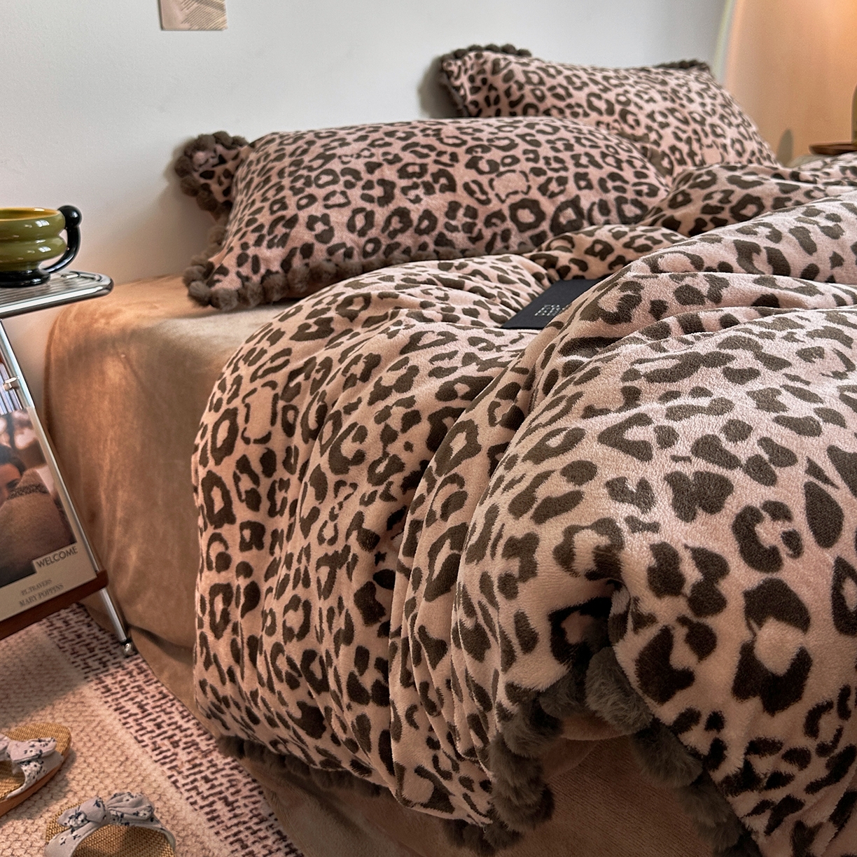 91家纺网 家纺一手货源 找家纺 艾咪-Amy ntmy 2025新款博主风毛球款豹纹牛奶绒四件套 咖豹纹