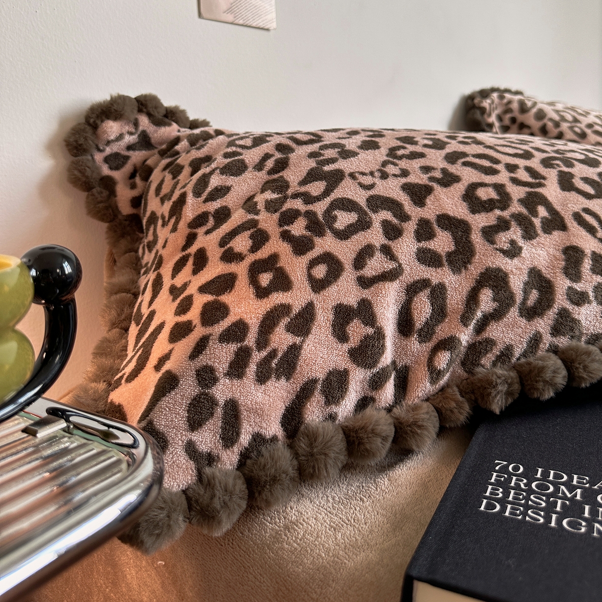 91家纺网 家纺一手货源 找家纺 艾咪-Amy ntmy 2025新款博主风毛球款豹纹牛奶绒四件套 咖豹纹