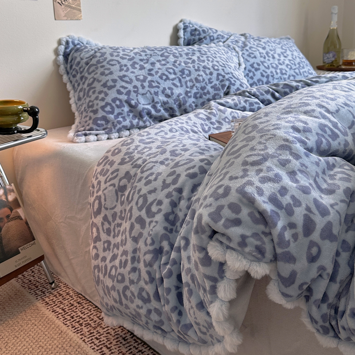 91家纺网 家纺一手货源 找家纺 艾咪-Amy ntmy 2025新款博主风毛球款豹纹牛奶绒四件套 蓝豹纹