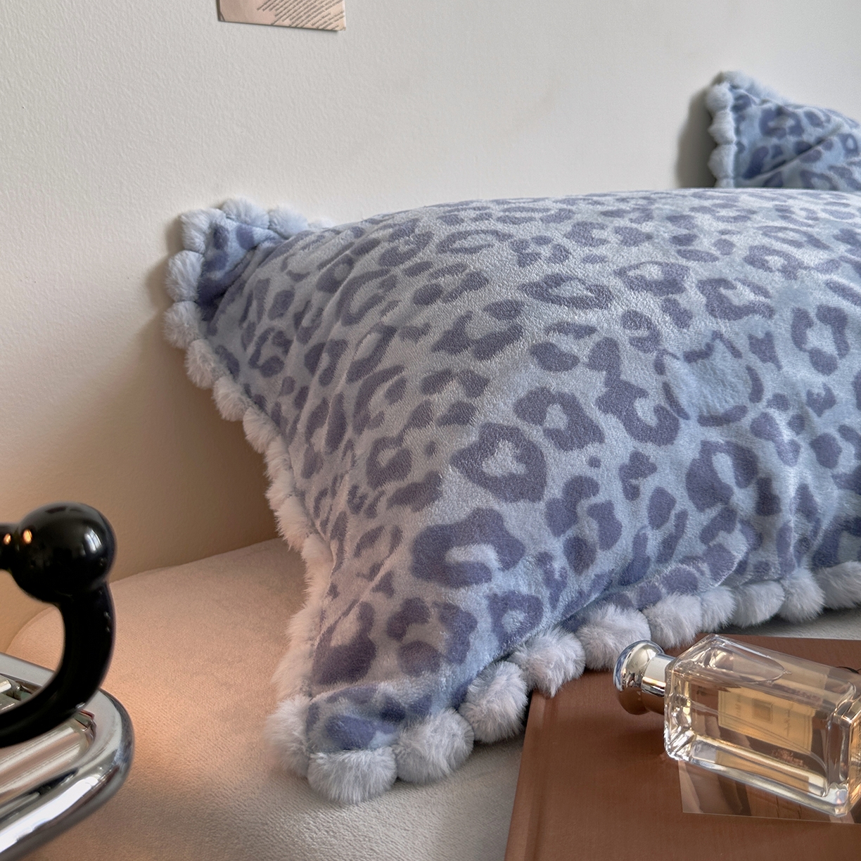 91家纺网 家纺一手货源 找家纺 艾咪-Amy ntmy 2025新款博主风毛球款豹纹牛奶绒四件套 蓝豹纹