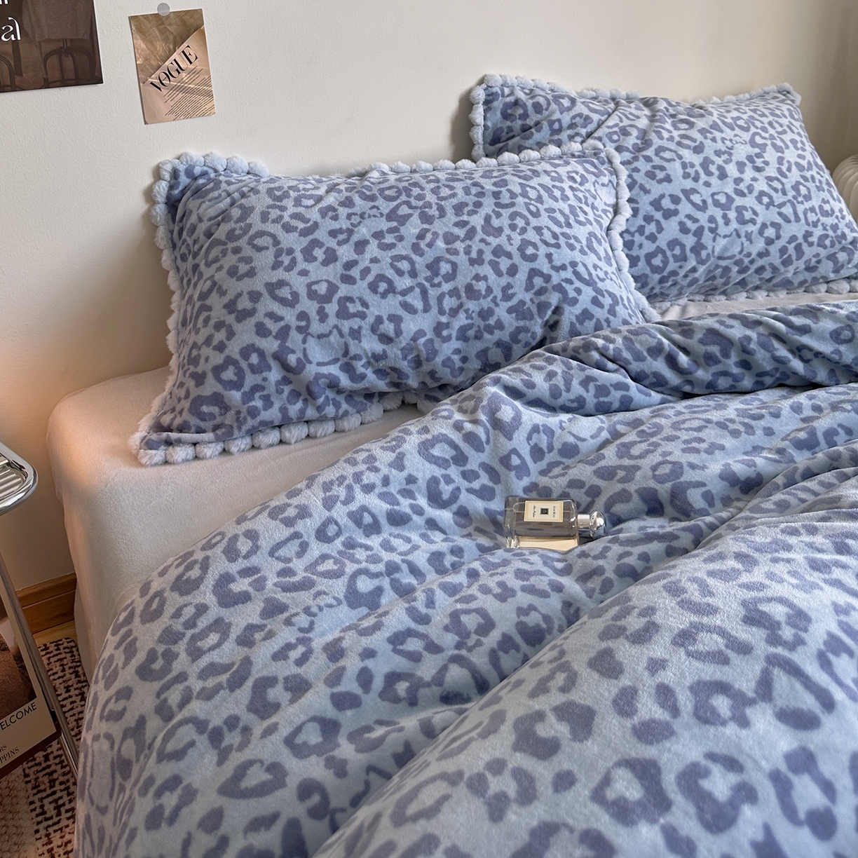 91家纺网 家纺一手货源 找家纺 艾咪-Amy ntmy 2025新款博主风毛球款豹纹牛奶绒四件套 蓝豹纹