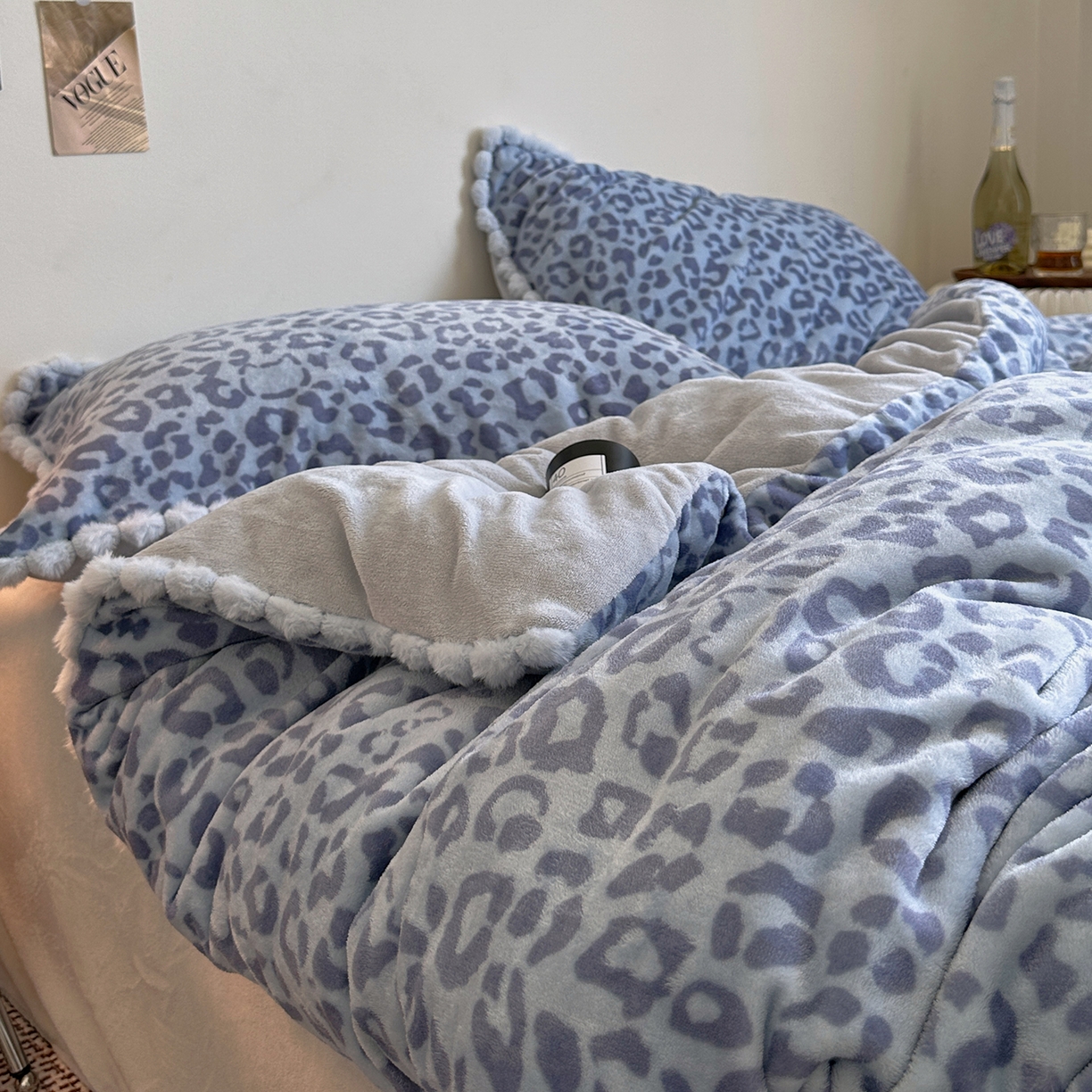 91家纺网 家纺一手货源 找家纺 艾咪-Amy ntmy 2025新款博主风毛球款豹纹牛奶绒四件套 蓝豹纹