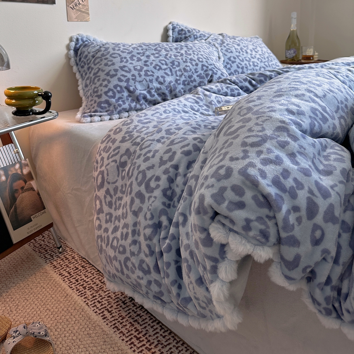 91家纺网 家纺一手货源 找家纺 艾咪-Amy ntmy 2025新款博主风毛球款豹纹牛奶绒四件套 蓝豹纹