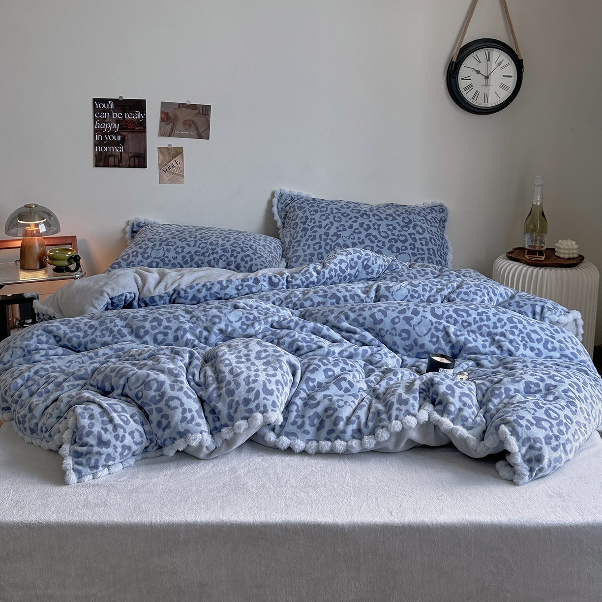 91家纺网 家纺一手货源 找家纺 艾咪-Amy ntmy 2025新款博主风毛球款豹纹牛奶绒四件套 蓝豹纹