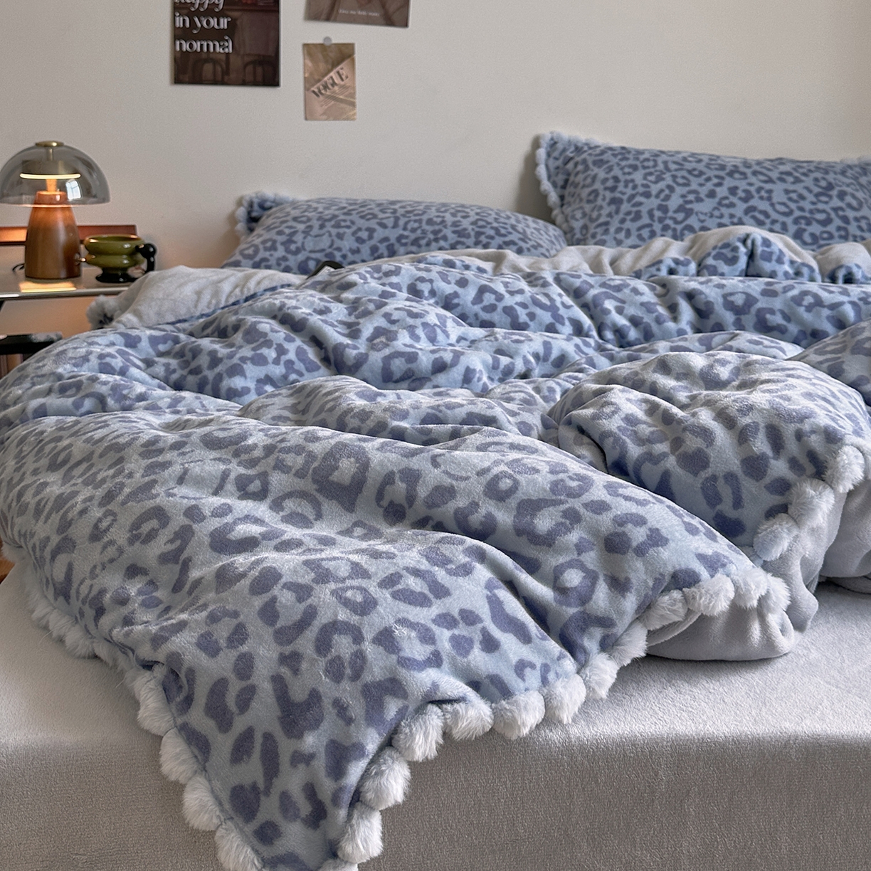 91家纺网 家纺一手货源 找家纺 艾咪-Amy ntmy 2025新款博主风毛球款豹纹牛奶绒四件套 蓝豹纹