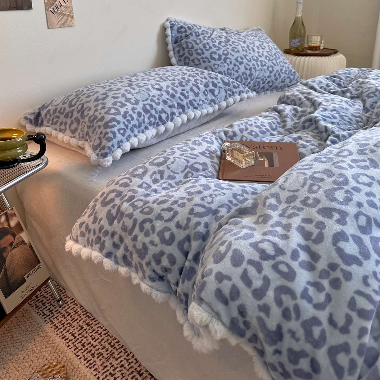 91家纺网 家纺一手货源 找家纺 艾咪-Amy ntmy 2025新款博主风毛球款豹纹牛奶绒四件套 蓝豹纹