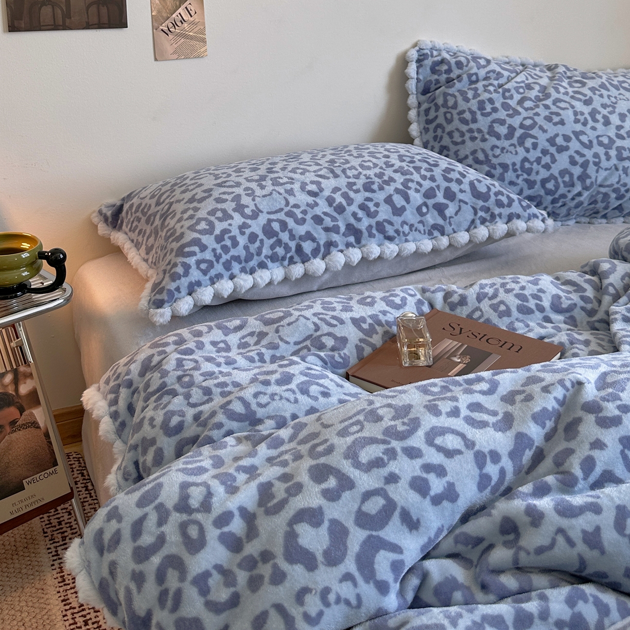 91家纺网 家纺一手货源 找家纺 艾咪-Amy ntmy 2025新款博主风毛球款豹纹牛奶绒四件套 蓝豹纹