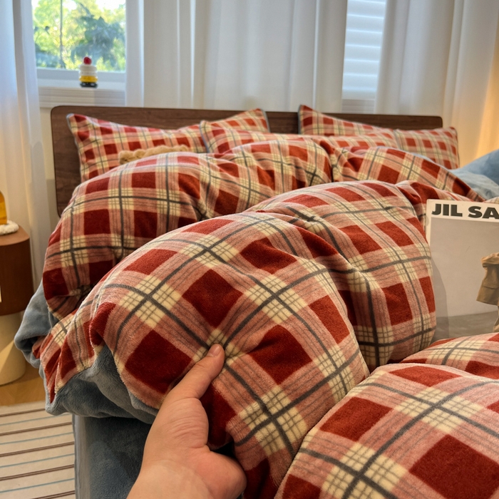 91家纺网 家纺一手货源 找家纺 桃子家居 2025新款A类ins简约奢尚渐变复古格子加厚牛奶绒四件套 绒-爱尔兰红格蓝