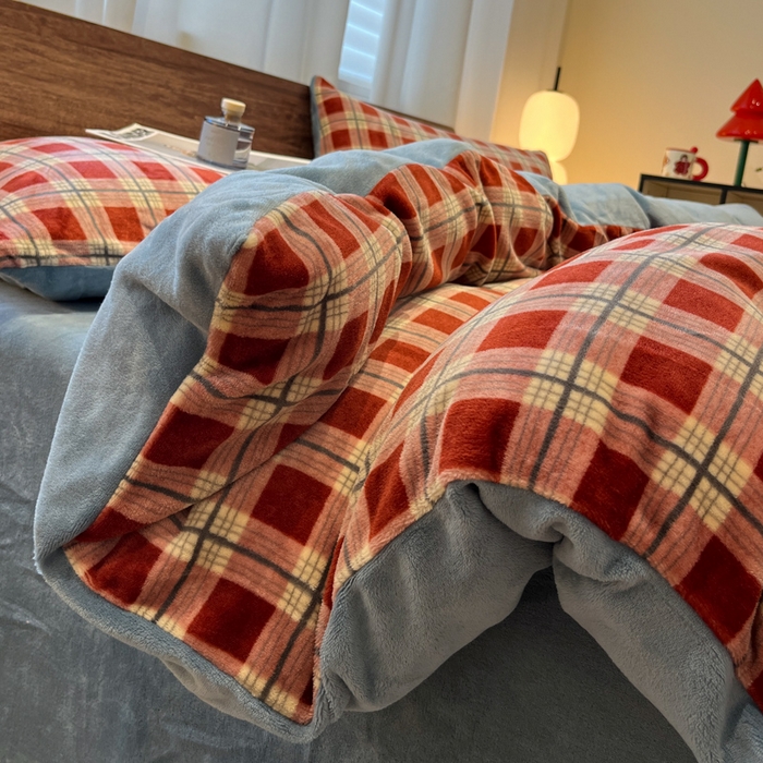 91家纺网 家纺一手货源 找家纺 桃子家居 2025新款A类ins简约奢尚渐变复古格子加厚牛奶绒四件套 绒-爱尔兰红格蓝