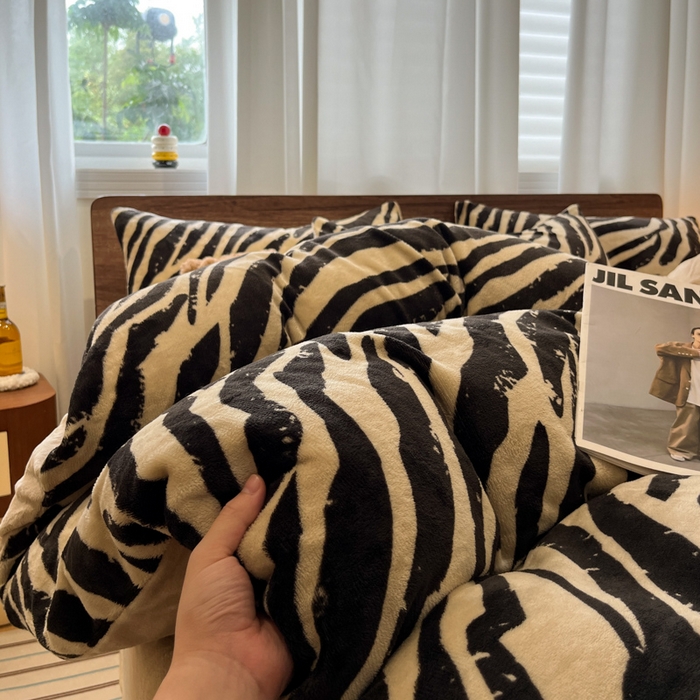 91家纺网 家纺一手货源 找家纺 桃子家居 2025新款A类ins简约奢尚渐变复古格子加厚牛奶绒四件套 绒-斑马纹